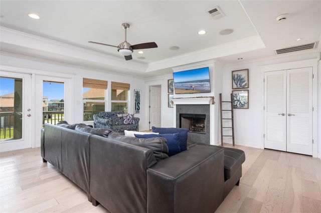 963 Palmridge Drive, Crystal Beach, TX 77650