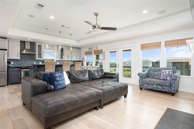 963 Palmridge Drive, Crystal Beach, TX 77650