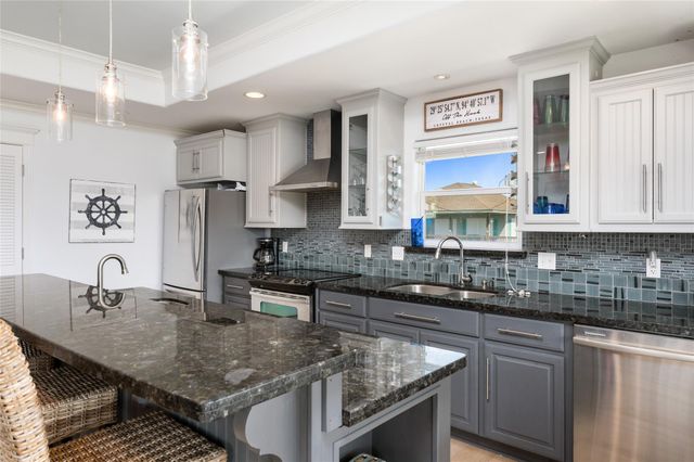 963 Palmridge Drive, Crystal Beach, TX 77650