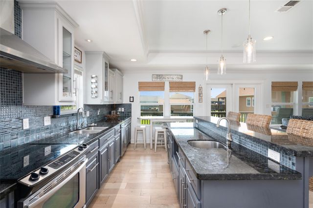 963 Palmridge Drive, Crystal Beach, TX 77650
