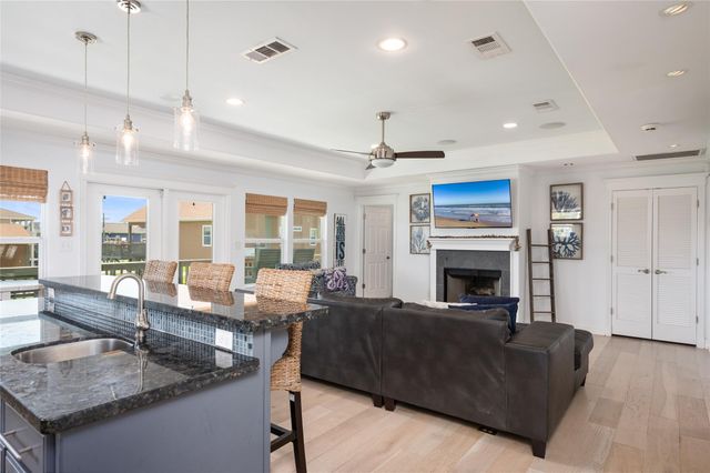 963 Palmridge Drive, Crystal Beach, TX 77650