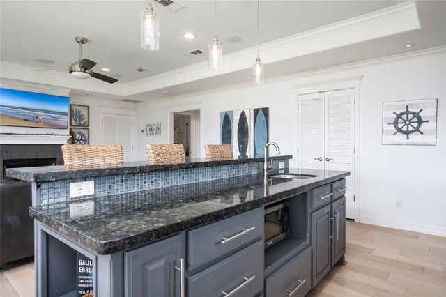 963 Palmridge Drive, Crystal Beach, TX 77650