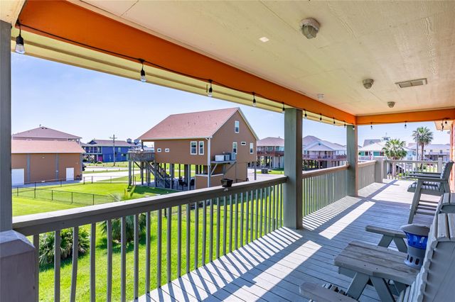 963 Palmridge Drive, Crystal Beach, TX 77650