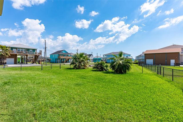 963 Palmridge Drive, Crystal Beach, TX 77650