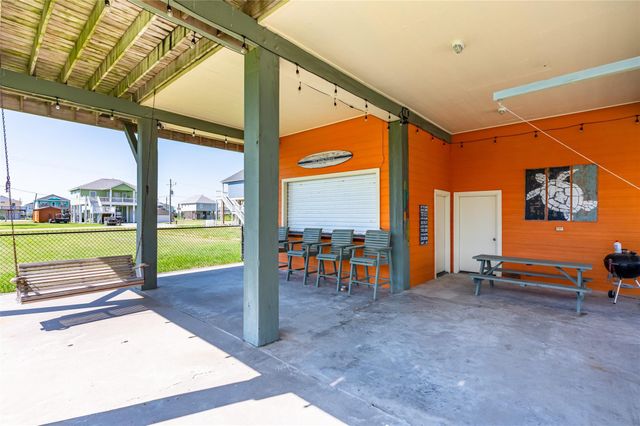 963 Palmridge Drive, Crystal Beach, TX 77650