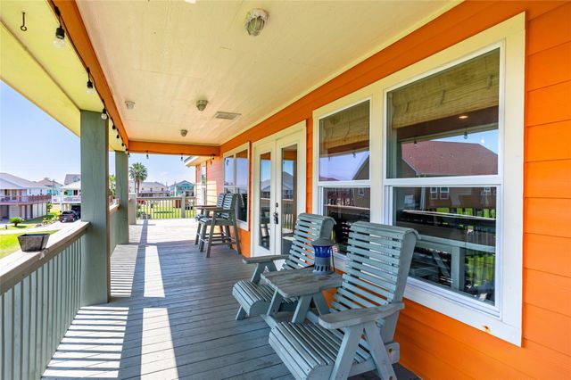 963 Palmridge Drive, Crystal Beach, TX 77650