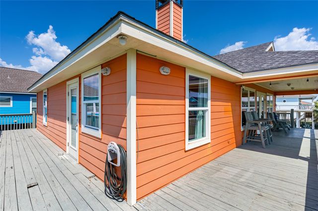 963 Palmridge Drive, Crystal Beach, TX 77650