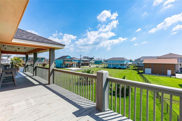 963 Palmridge Drive, Crystal Beach, TX 77650