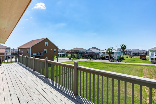 963 Palmridge Drive, Crystal Beach, TX 77650