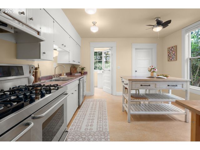 952 C St, Springfield, OR 97477
