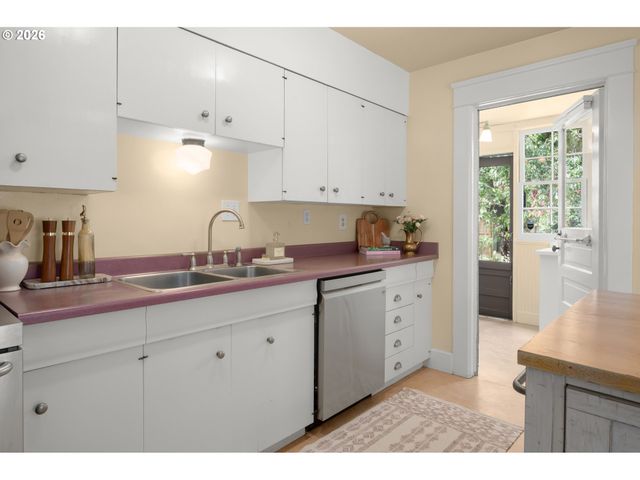 952 C St, Springfield, OR 97477