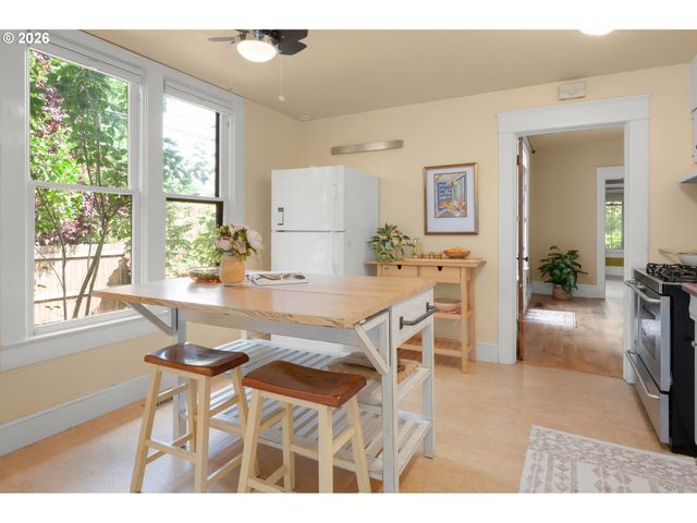 952 C St, Springfield, OR 97477