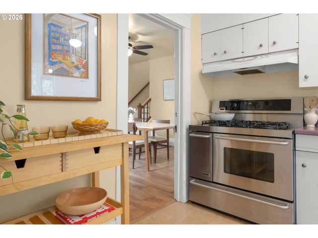 952 C St, Springfield, OR 97477