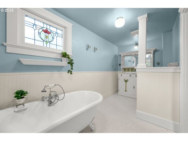 952 C St, Springfield, OR 97477