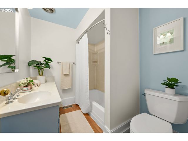 952 C St, Springfield, OR 97477