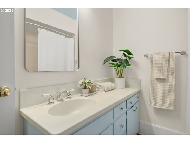 952 C St, Springfield, OR 97477