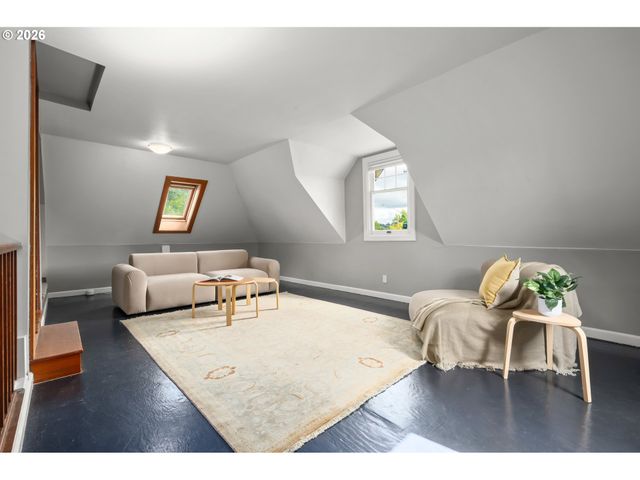 952 C St, Springfield, OR 97477