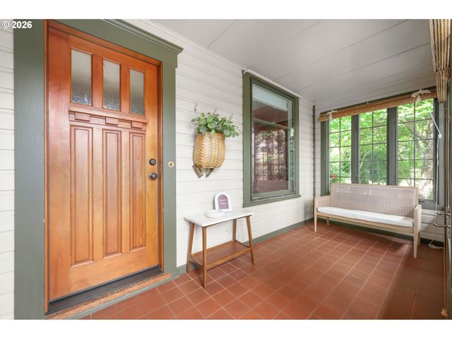 952 C St, Springfield, OR 97477