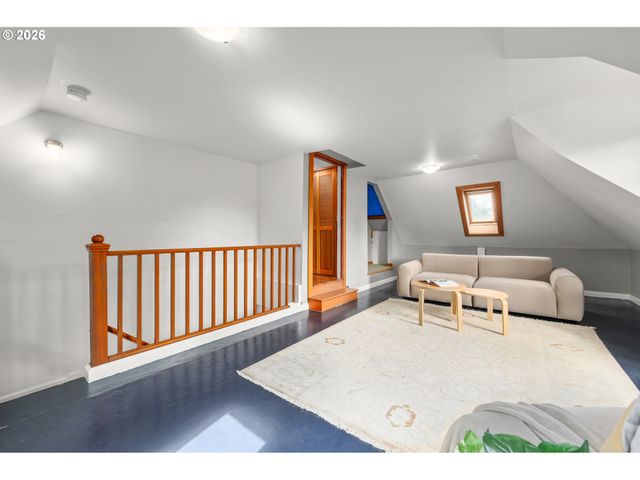 952 C St, Springfield, OR 97477