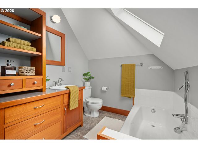 952 C St, Springfield, OR 97477