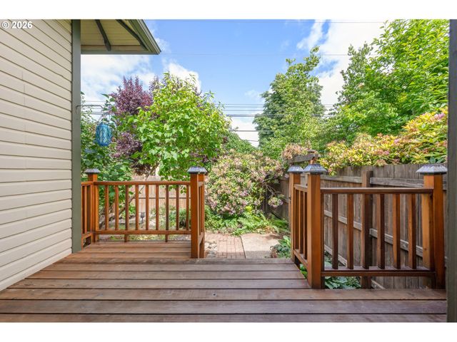 952 C St, Springfield, OR 97477
