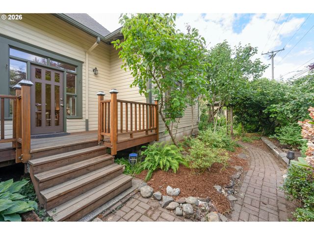 952 C St, Springfield, OR 97477