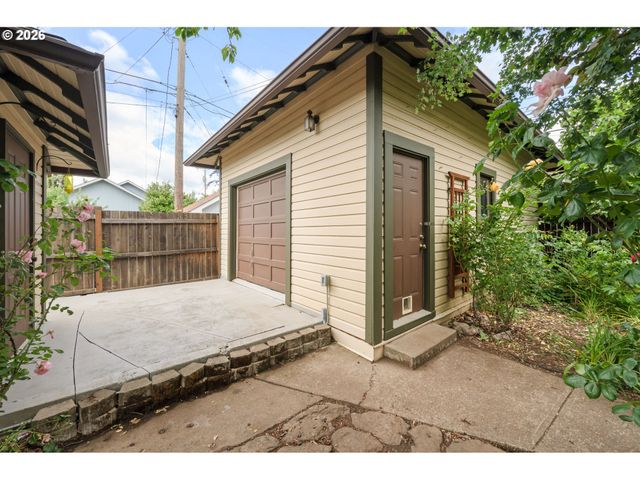 952 C St, Springfield, OR 97477