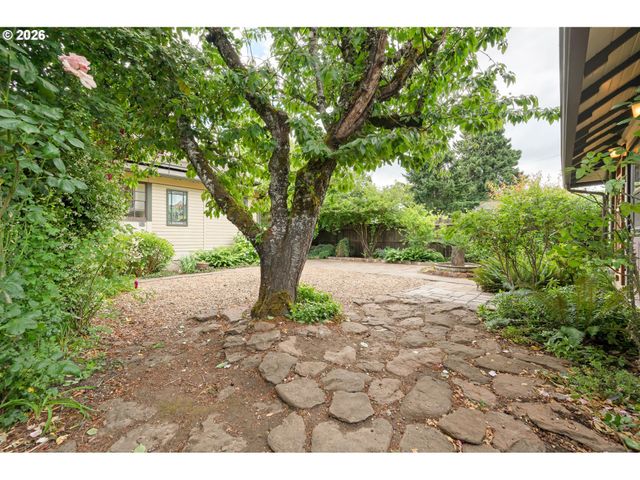 952 C St, Springfield, OR 97477