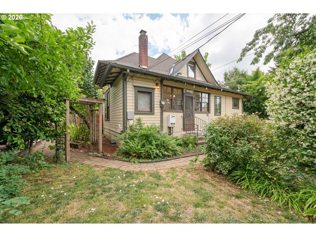952 C St, Springfield, OR 97477