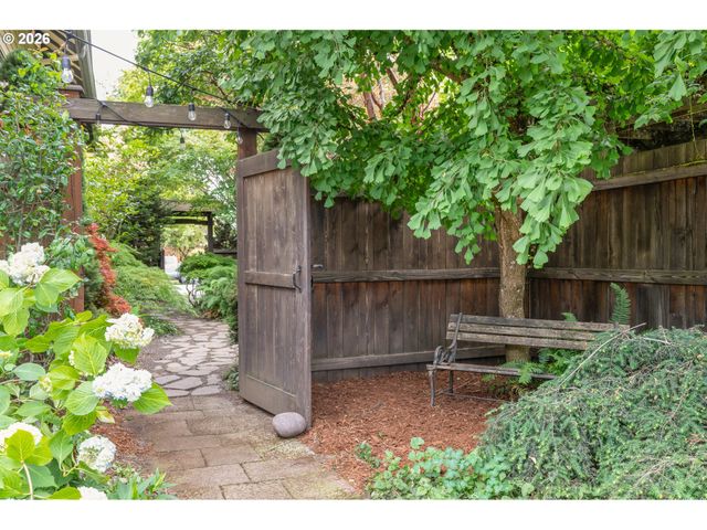 952 C St, Springfield, OR 97477