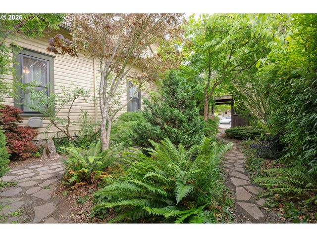 952 C St, Springfield, OR 97477