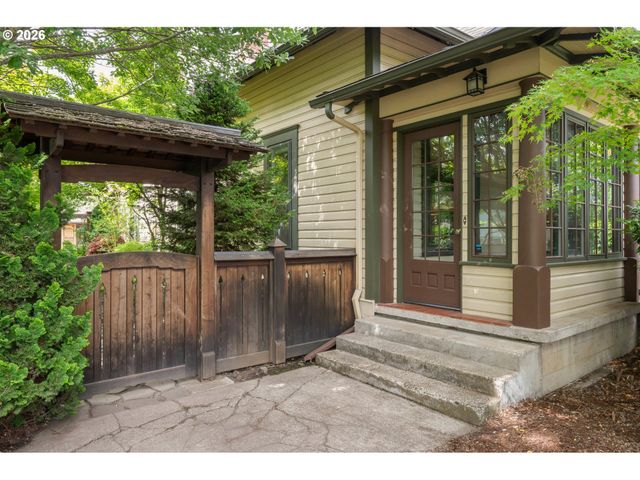 952 C St, Springfield, OR 97477