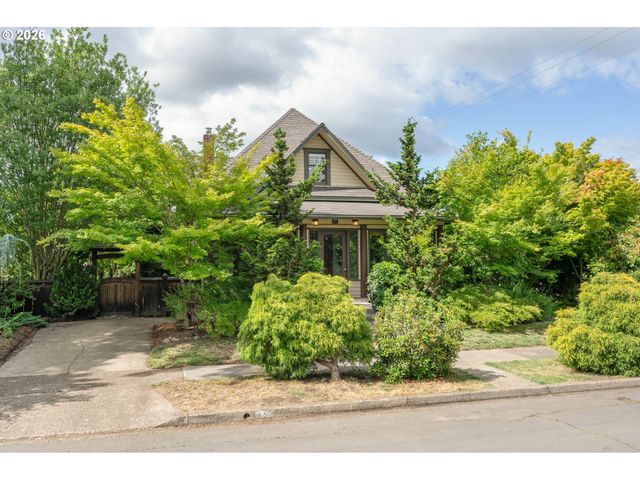 952 C St, Springfield, OR 97477