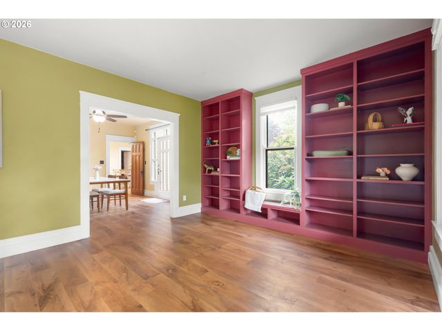 952 C St, Springfield, OR 97477