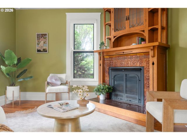 952 C St, Springfield, OR 97477