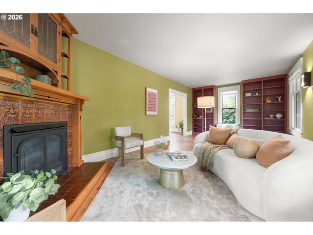952 C St, Springfield, OR 97477