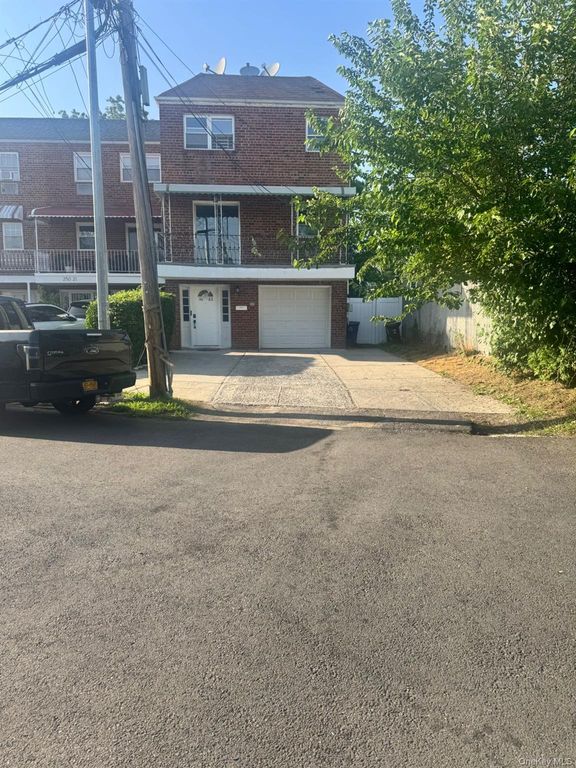 25023 88th Road 2R, Bellerose, NY 11426