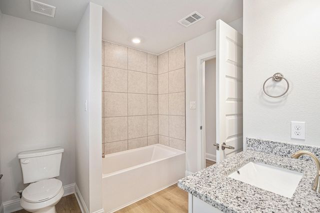 18 Keystone Court, Angleton, TX 77515