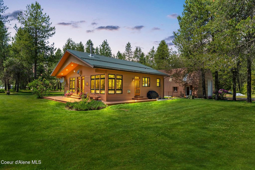 9307 Lakeshore Dr, Sagle, ID 83860