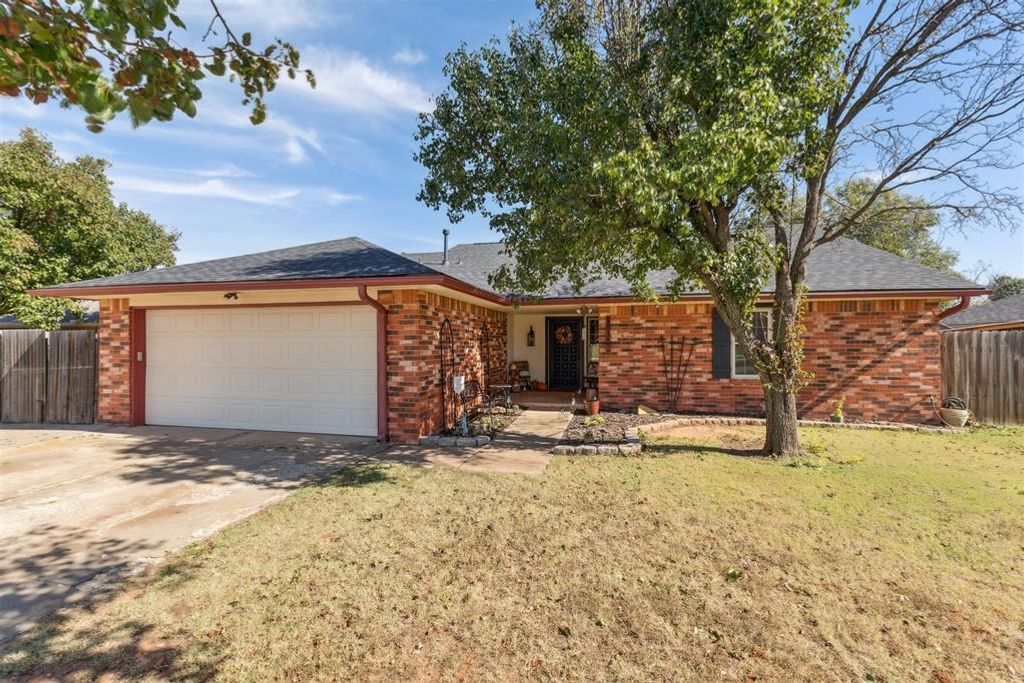 1816 Briarhill Street, Moore, OK 73160