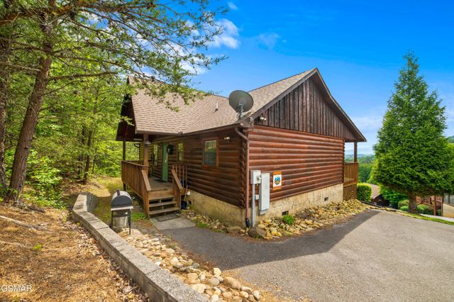 1624 Pinewood Way, Sevierville, TN 37862