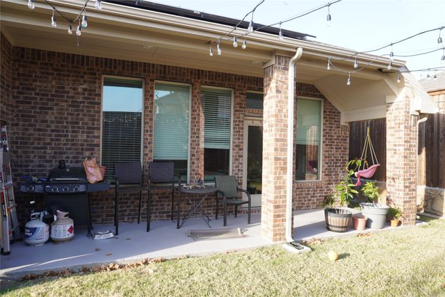 2046 Hollowcreek Trail, Lewisville, TX 75010