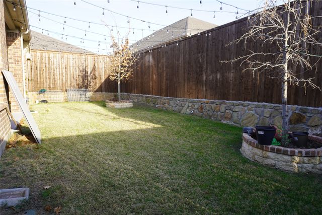 2046 Hollowcreek Trail, Lewisville, TX 75010