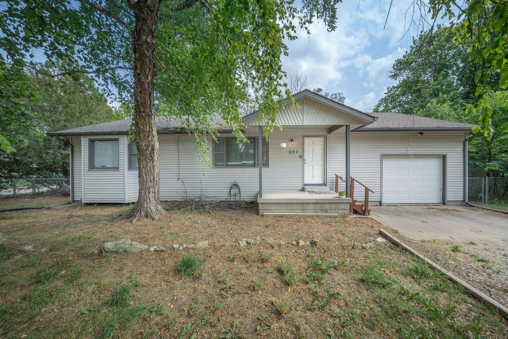 927 E 43rd Ave, Wichita, KS 67216