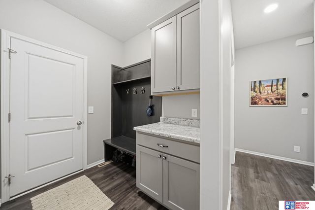 8920 Shadow Creek Lane, Lincoln, NE 68520