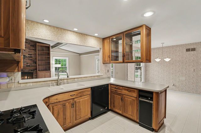 34214 Old Timber Road, Farmington, MI 48331