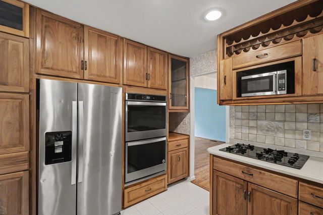 34214 Old Timber Road, Farmington, MI 48331