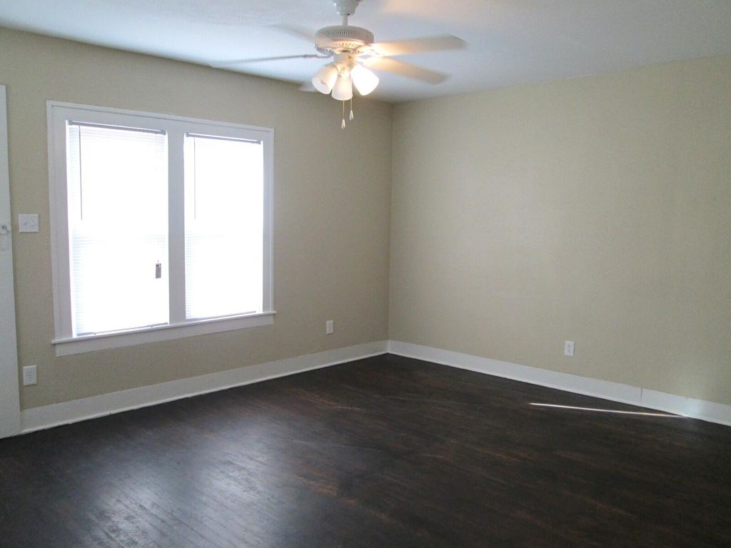 Image 3 of property listing at 122 N Washington Street, San Angelo, TX 76901