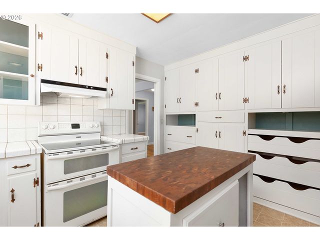 14 ROYAL OAKS Dr, Roseburg, OR 97471