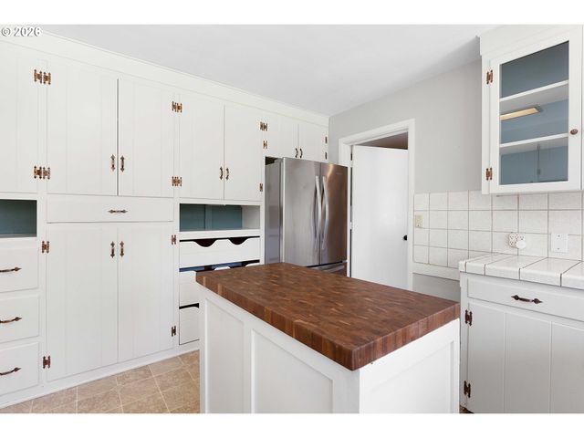 14 ROYAL OAKS Dr, Roseburg, OR 97471